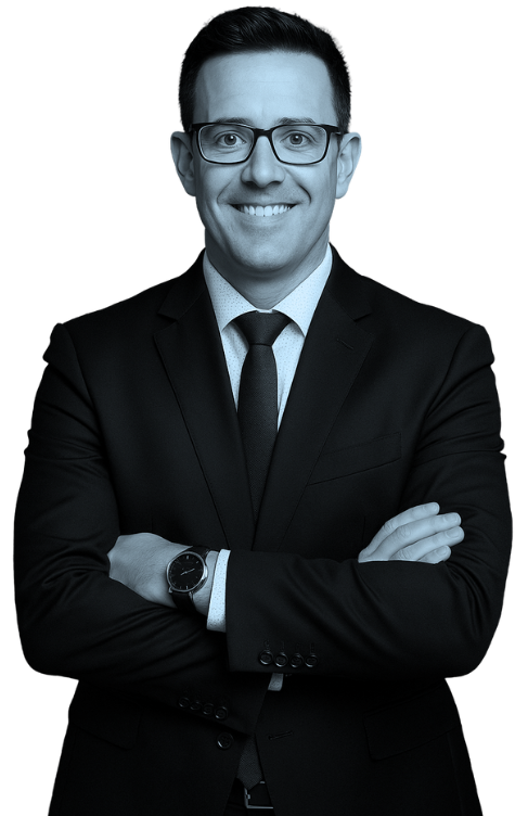 Asesor financiero profesional con traje oscuro y fondo azul, transmitiendo confianza y cercanía.