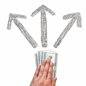 Mano sosteniendo billetes con tres flechas que apuntan en diferentes direcciones, simbolizando la toma de decisiones financieras estratégicas.